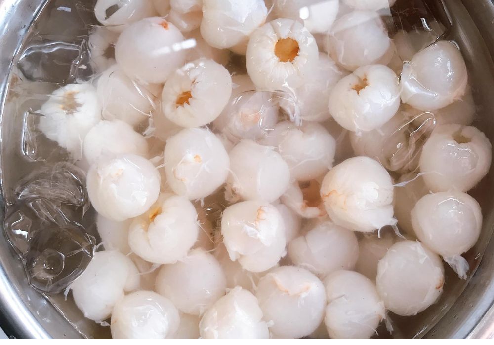 Ngâm thịt vải vào chậu nước đá